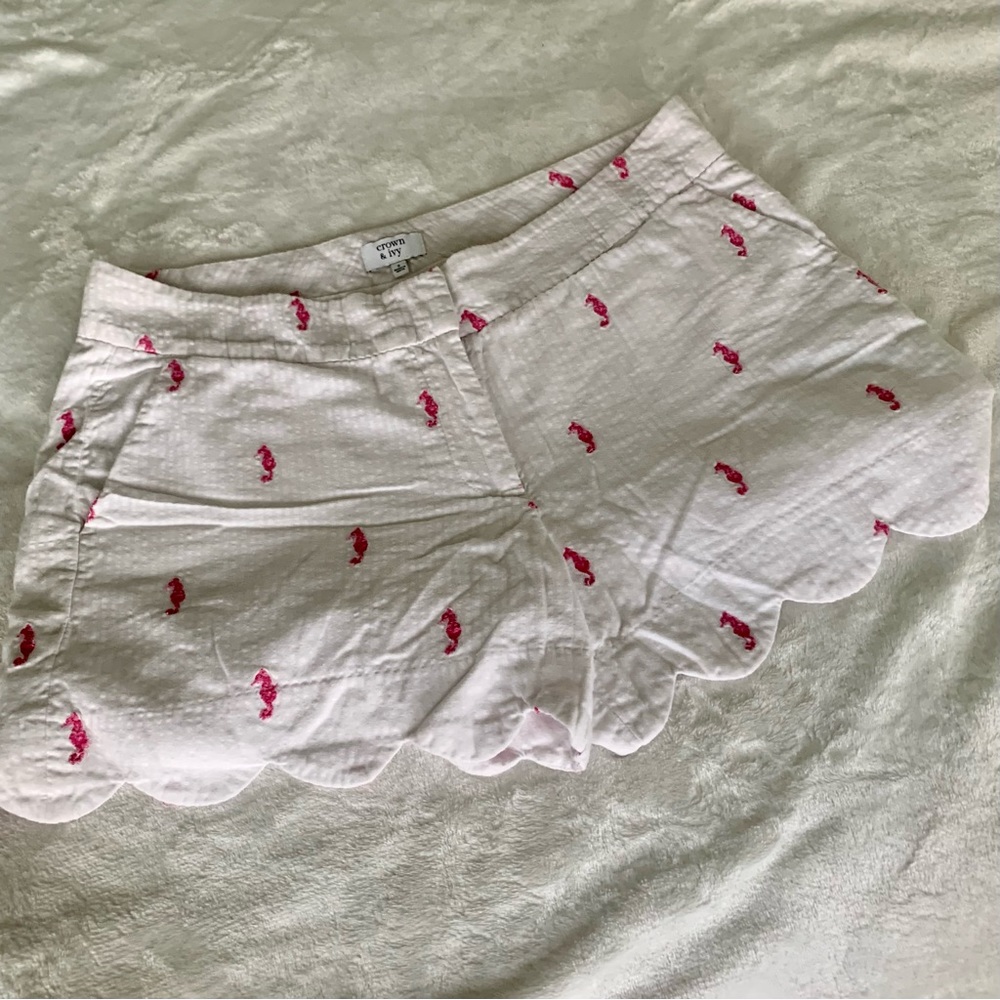 Crown+Ivy White Shorts with Pink Seahorse-Size 8